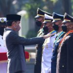 Presiden RI Joko Widodo (Jokowi) melantik dan mengambil sumpah 754 orang calon perwira remaja (capaja) Tentara Nasional Indonesia dan Kepolisian Negara Republik Indonesia (Polri)