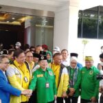 Ketua Komisi Pemilihan Umum (KPU) Hasyim Asy'ari (kanan) menyambut kedatangan Ketua Umum Golkar Airlangga Hartarto