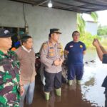 Pihak keamanan yang tergolong Tim bencana, melakukan pertolong pertama pada masyarakat Ketapang Kalimatan Barat.