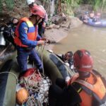 TIM SAR GABUNGAN SISIR KALI CILIWUNG CARI KORBAN TENGGELAM DI DEPOK.