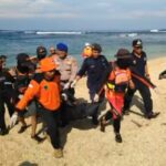 TIM SAR GABUNGAN TEMUKAN JENASAH WISATAWAN YANG TERSERET OMBAK DI PANTAI PASIR PUTIH PANGUMBAHAN.