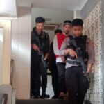 Takut neko-neko, ia di giring oleh aparat polisi juga berilimu tinggi juga.