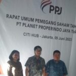 Direksi PT Planet Properindo Jaya Tbk (“Perseroan”) dengan ini memberitahukan kepada Para.