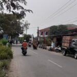 Jalan Raya Pakuhaji Tangerang, tapak sepih para penguna jalan lagi pada liburan.