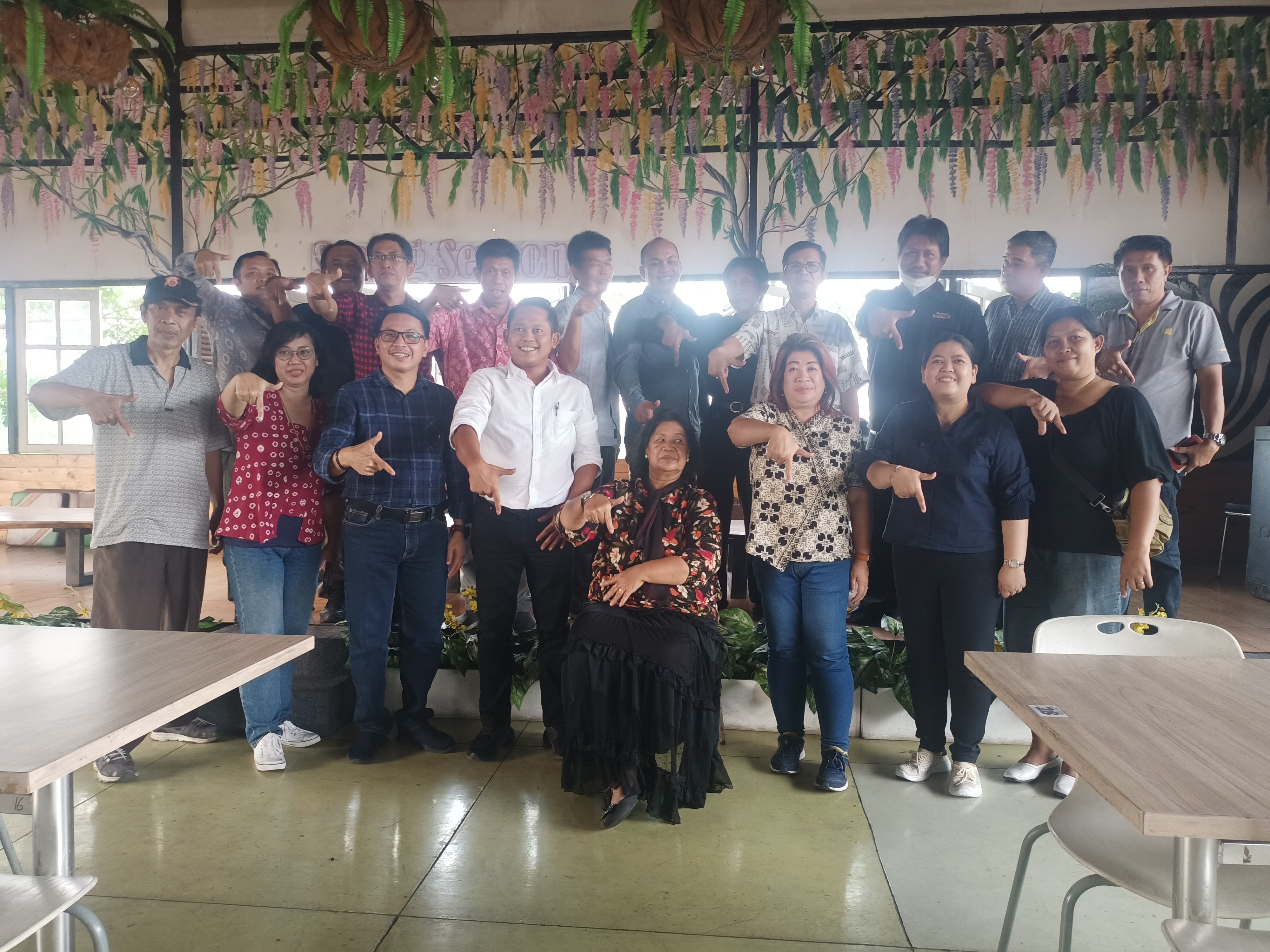 SILATURAHMI BAPAN JULIUS DAN IBU LINAH BERSAMA PARA HAMBA TUHAN DI RUMAH MAKAN SAUNG SEPRONG. NEGLASARI.