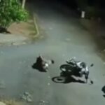 Viral di whatsapp group 2 orang pelaku begal pura-pura pingsan tergeletak di jalan.