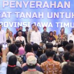 Pembagian sertipikat hasil Redistribusi Tanah ini adalah yang pertama dilakukan oleh presiden sejak ia menyerahkan SK Biru.